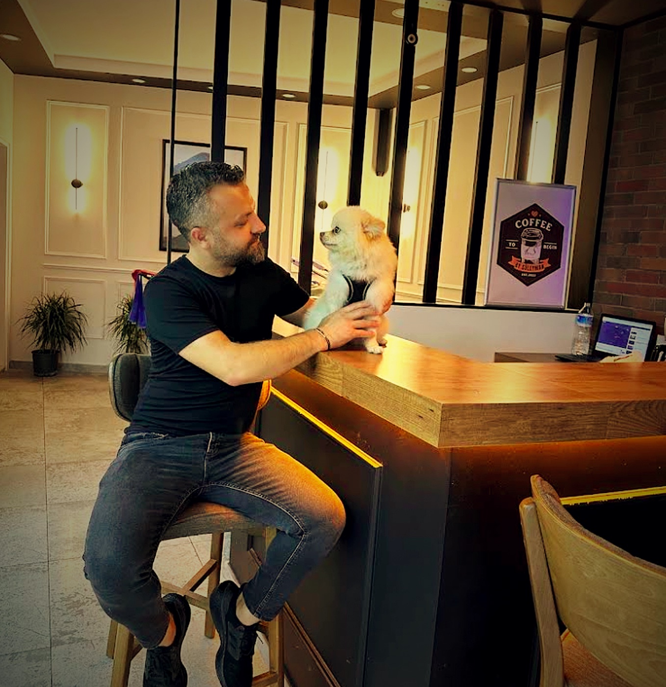 Süleyman, salonun kahve köşesinde köpeğiyle